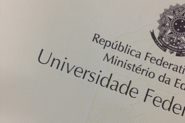 Foto mostra detalhe de diploma de graduação
