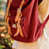 Foto mostra detalhe da mochila vermelha de um estudante