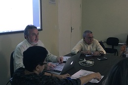 Foto mostra o Reitor da UFC, Prof. Henry Campos (à direita), o Pró-Reitor de Graduação, Prof. Cláudio Marques, e a Pró-Reitora Adjunta, Profª Simone Borges